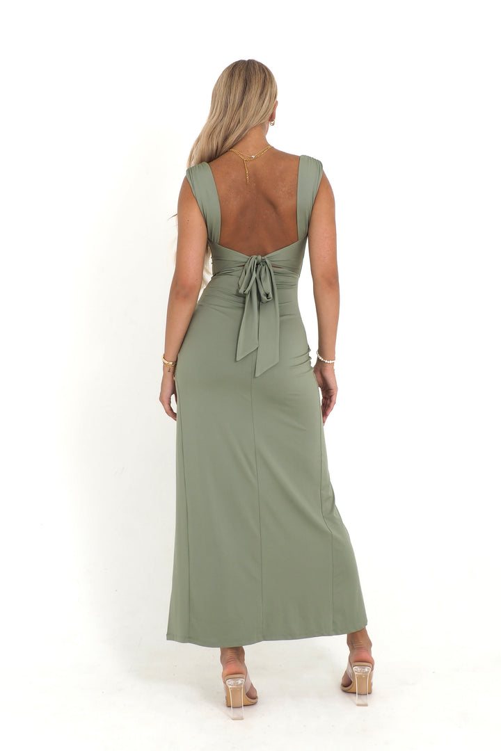NELDA I MIDIKLEID MIT SCHLITZ