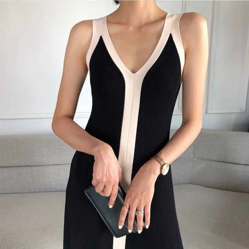 Ines | Ärmelloses Kleid mit V-Ausschnitt