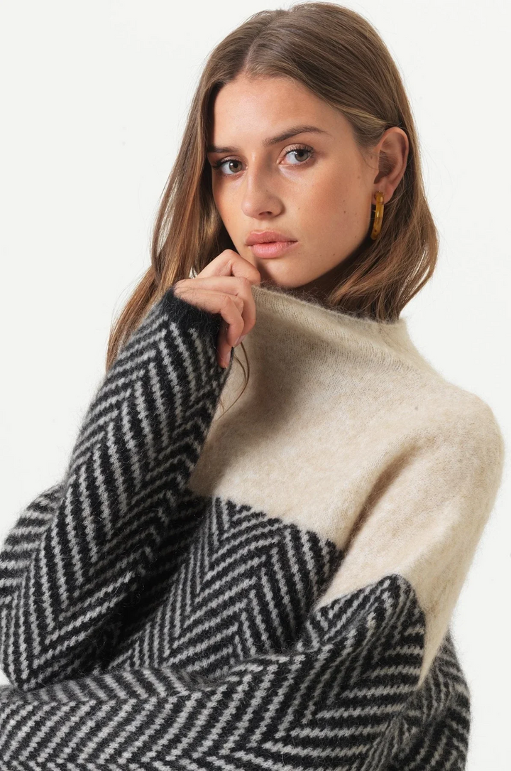 Halle | Chevron-Funnel-Neck-Pullover