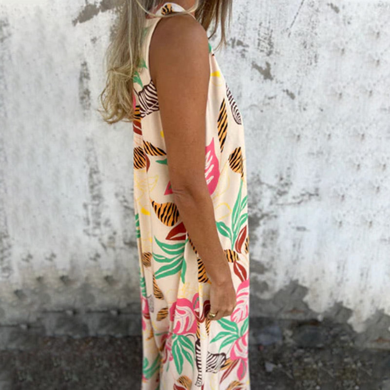 YLVA I MAXIKLEID MIT V-AUSSCHNITT